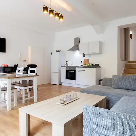 And Work - 8 Single Beds - Apartment *