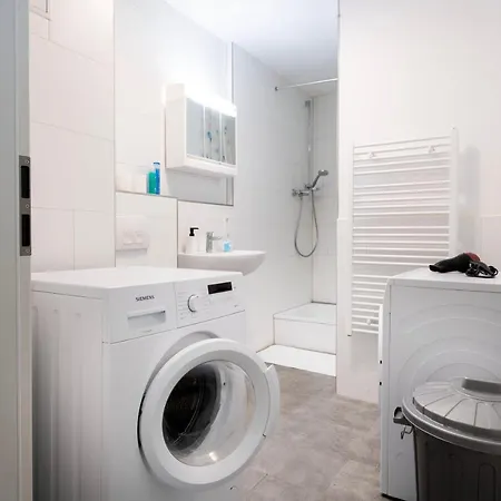 And Work - 8 Single Beds - Apartment *