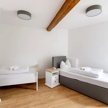And Work - 8 Single Beds - Apartment