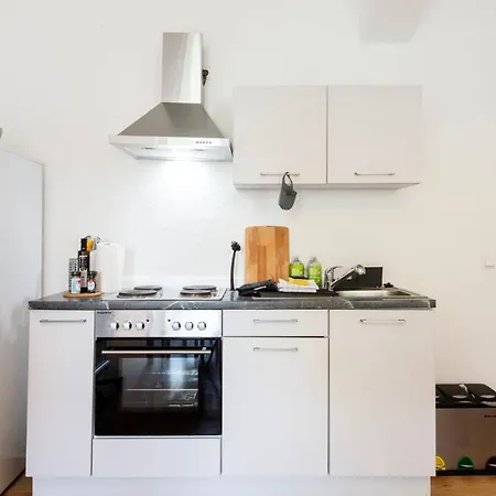 And Work - 8 Single Beds - Apartment *