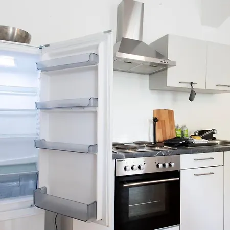 And Work - 8 Single Beds - Apartment